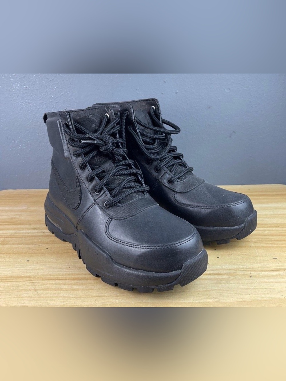 Nike Men's Black Lace-Up Outdoor Boots size 5,5Y